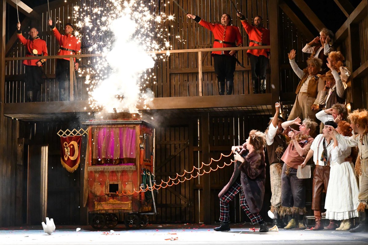 juschkusch's tweet photo. Danke Rostock! 👍🏻 Unsere „Liebestrank“ Premiere lief fantastisch. Danke an alle Mitarbeiter und das tolle Team! 💕🥂🍾  Foto: Dorit Gätjen - Copyright: Volkstheater Rostock https://t.co/QBml4zhK1M
