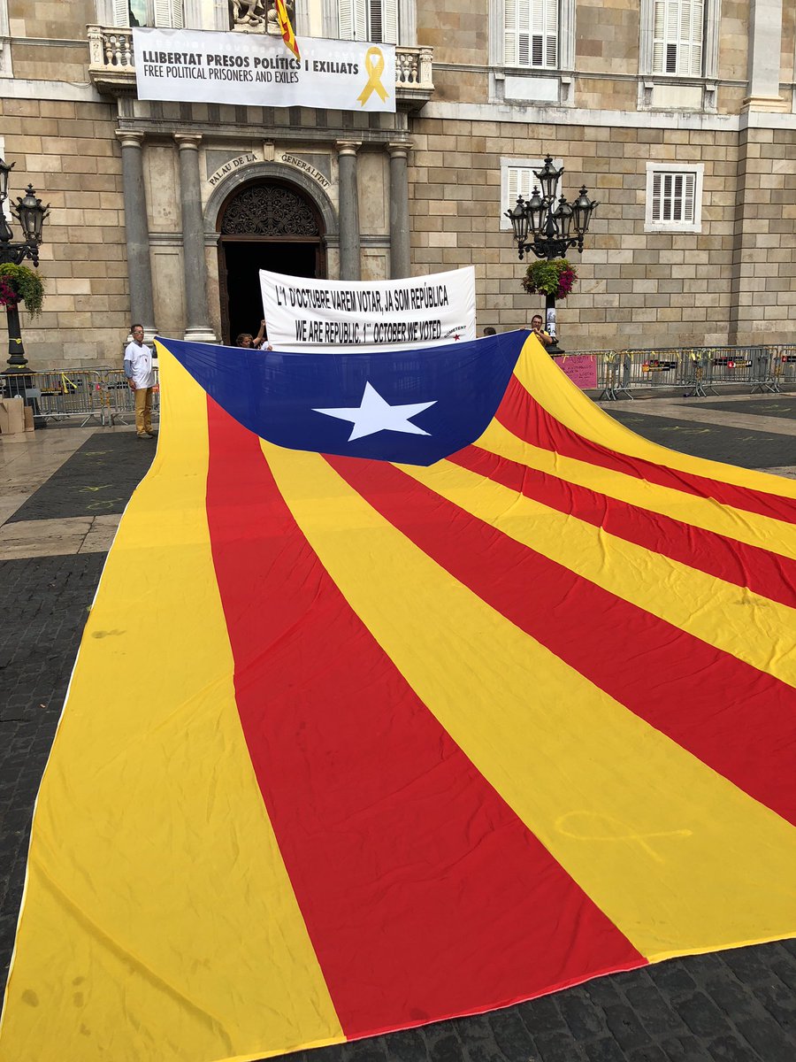 defensem1o's tweet photo. Bon dia des de @campllibertat. Seguim a carrer, 19 de lluita per exigir al @govern la independència del nostre país. Avui comencem amb els companys d’ANC i CDR Argentona. https://t.co/sPgnUogXLk