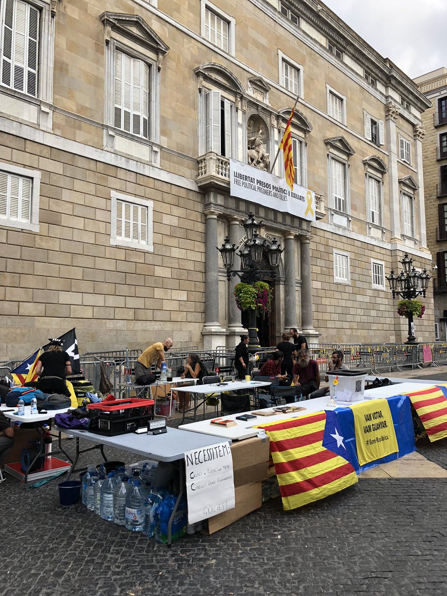 defensem1o's tweet photo. Bon dia des de @campllibertat. Seguim a carrer, 19 de lluita per exigir al @govern la independència del nostre país. Avui comencem amb els companys d’ANC i CDR Argentona. https://t.co/sPgnUogXLk
