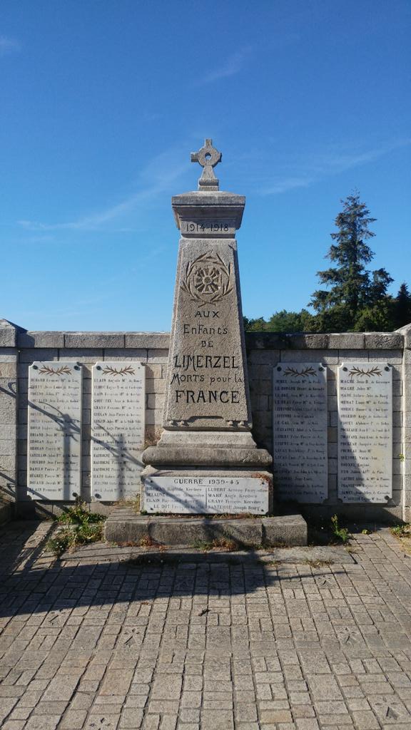 Stbslam's tweet photo. #1GM Le monument aux morts de Limerzel dans le #Morbihan sous un beau soleil. https://t.co/EWVAih8Rfm