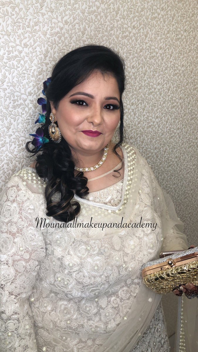 MounaLall's tweet photo. Love how effortlessly beautiful she looks. Pre- wedding anniversary makeup by @mounalallmakeupnacademy .
We promise to make your big days as special as you feel.
#goldenlook #eyeshadowlooks #smokeyeye #muah #indianmua #delhibased #loveyourself #muahits #silver https://t.co/sYc3vckBcK