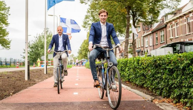 Amsterdam’da , 218 bin plastik bardak ve 500 bin plastik şişe kapağından yapılan 30 metrelik PlasticRoads bisiklet yolu hizmete sunuldu. Sıcaklığı ve yolun sağlamlığını ölçen sensörleri bünyesininde bulunduran PlasticRoads dünyanın ilk akıllı bisiklet yolu. via/@Yesilist