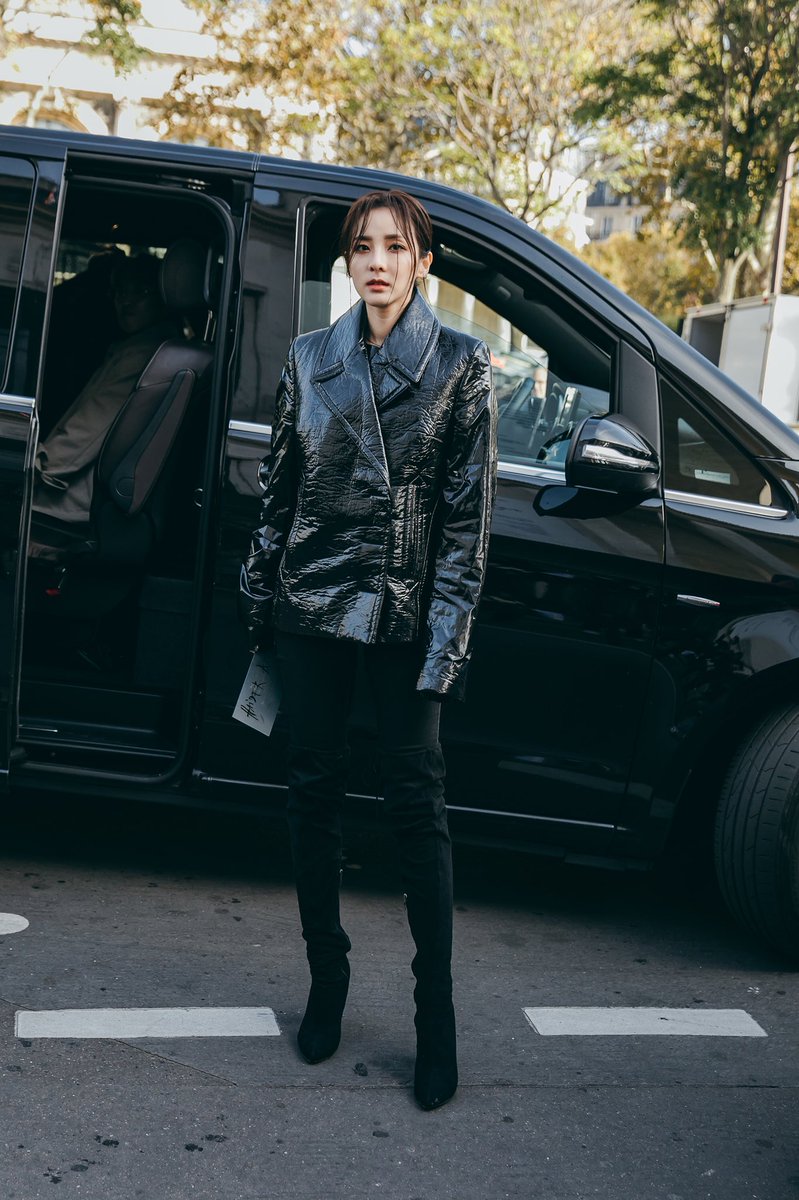 AnisaANP's tweet photo. mobster woman #MFR2 RT @krungy21: Haider Ackermann #pfw #dara photo by #jaylim 🙏🏻 https://t.co/Vh41u9J1jO