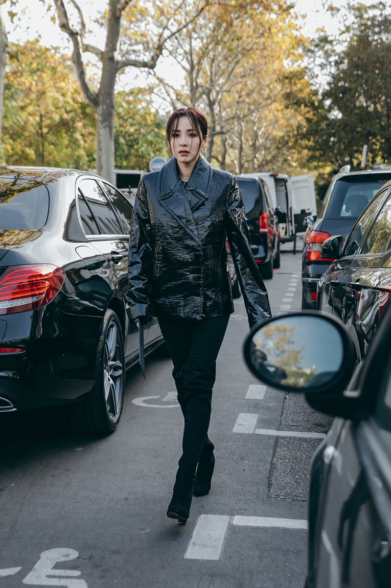 AnisaANP's tweet photo. mobster woman #MFR2 RT @krungy21: Haider Ackermann #pfw #dara photo by #jaylim 🙏🏻 https://t.co/Vh41u9J1jO