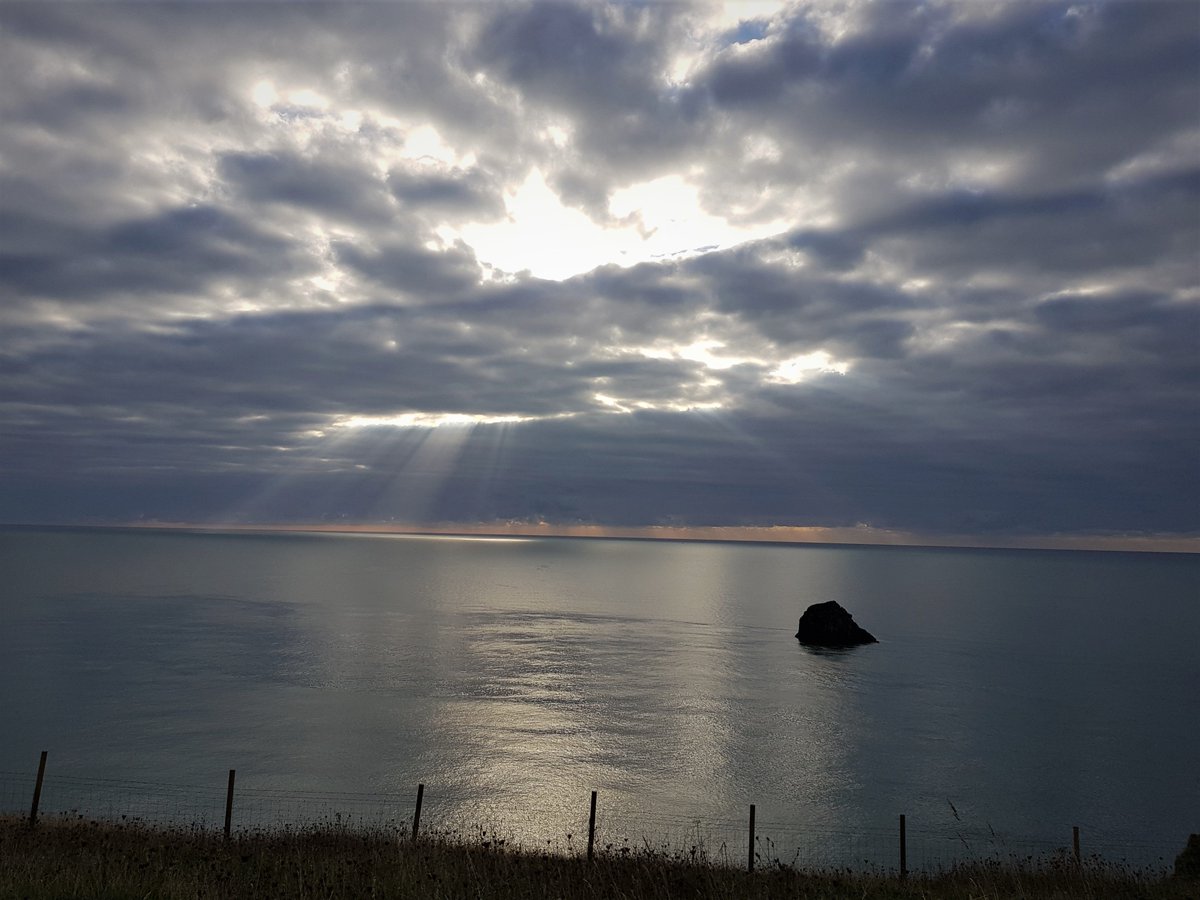 BrixhamCottages's tweet photo. Lovely #Brixham coastal dog walk this morning. Love the suns rays stretching through the clouds into the sea. Browse https://t.co/YQwwqrh0GW for a great range of #holidaycottages  #discovergoodtimes #dogfriendly #shortbreaks #outofseason #seaair #coastalwalks https://t.co/XWxspTqGhW