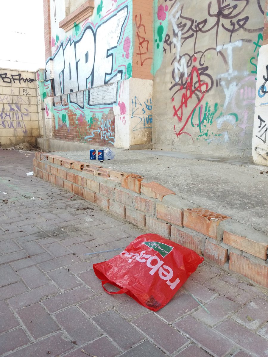 FelinaJerez's tweet photo. @AytoJerezPrensa La salubridad y malos olores de los de 2 patas. Cansadas del acoso vecinal a las gestoras de colonias y de la falta de quejas y atención a esto. #postbotellonenjerez https://t.co/JgBhzMK52i
