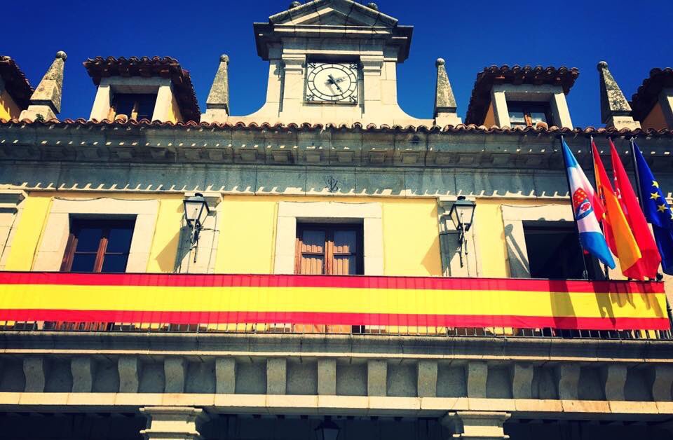 🇪🇸El Ayto de #Brunete, presumiendo de Bandera #España, porque en Brunete sabemos que ser españoles es un orgullo. 
Os animo a todos los brunetenses a expresar vuestro orgullo de ser español colocando una bandera de España en el balcón el 12 de octubre.