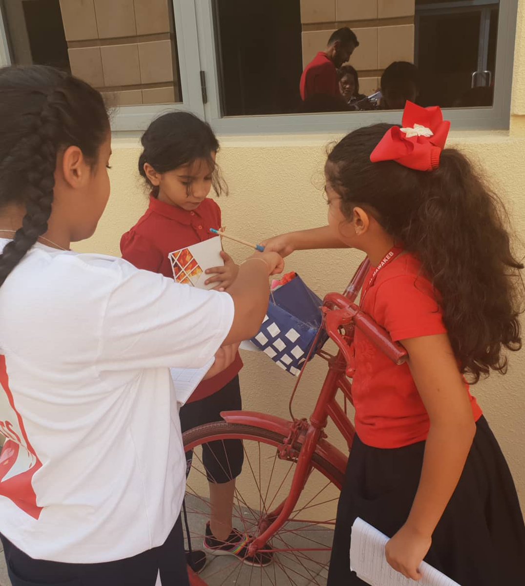 MawakebKawaneej's tweet photo. What is the world around us made of?
Our G5 sts went on a "Material Hunt" differentiating between wood, plastic & metal & experimenting with magnetic & non magnetic objects
#scienceMeetsReality #experimentBasedLearning #funWithScience #21stCenturyLearners https://t.co/vfhgYlokbW