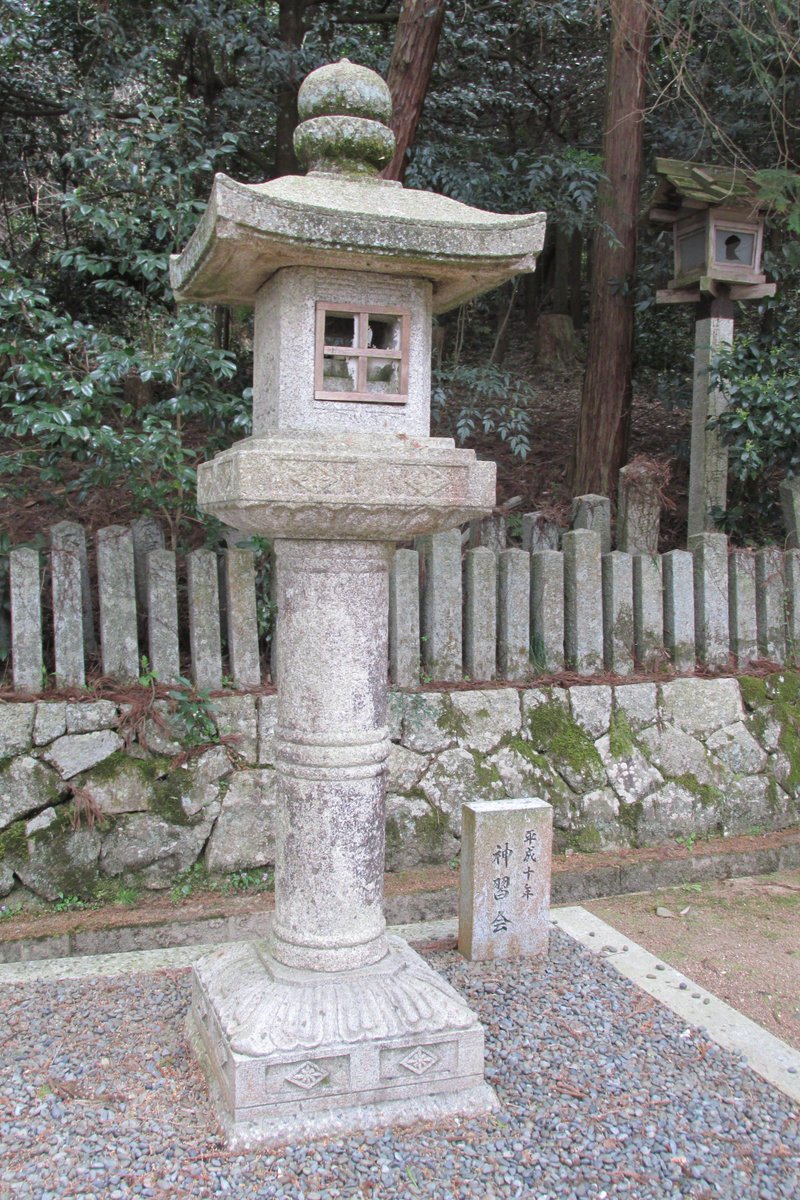 【市指定文化財】猪田神社石灯籠（伊賀市猪田）本殿裏山の古墳から発見された石灯籠。表面に「伊賀津比古大明神御廟前」側面に「天文三（1534）年甲午八月十五日　布施主橘安重敬白」と陰刻される。室町時代の製作。
