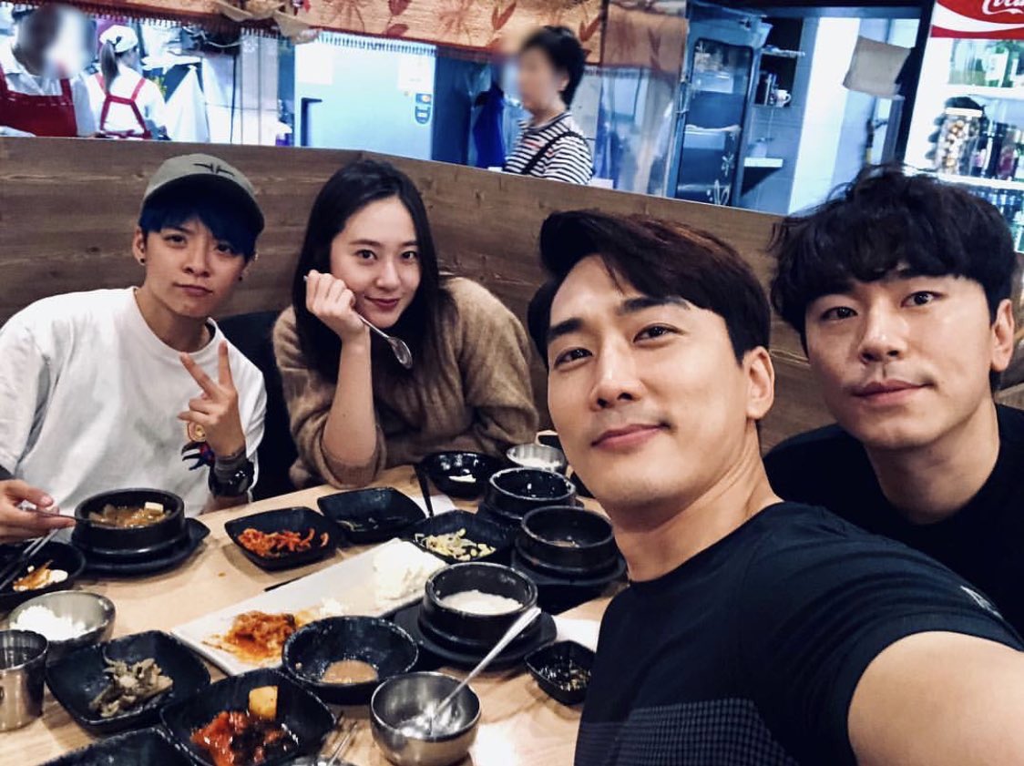 jungcula's tweet photo. Krystal x Amber x Song Seung Hun x Lee Shi Eon had meals together looool cuties https://t.co/XXqXg9wK42