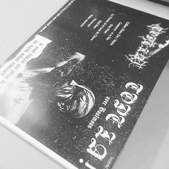TOPELA_FANZINE's tweet photo. Cette merveille de littérature et d'art graphique  sort demain.
Tope la #1, avec Goatmoon / Peste Noire / l'horoscope de Lilith Fleur de Lys / plein d'absurdités / interview de Mad @MadMarxLBP
#nazispunksfuckoff #fanzine #diy #blackandwhite #gauchiasse #homemade #diy #blackmetal https://t.co/lp7LnyNBTl