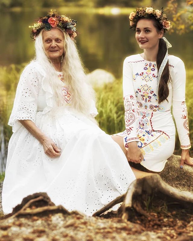 PraveSlovenske's tweet photo. #inspirovanefolklorom 😍🙏 @jaroslavawurllkocanova & @magaela_accessories ・・・
Som veľmi šťastná, že sa nám podarila spolupráca s tak úžasnou pani akou je Miškina mama. V Slavianke odeté, slnkom zaliate.
#praveslovenske #slovakia #slovensko #strbske… https://t.co/uebEeElsOu https://t.co/f4GYuQ6hNZ