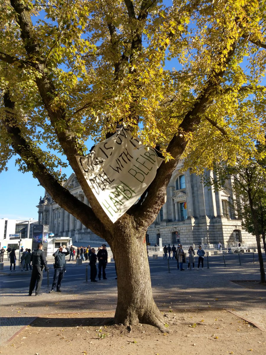 F_AJOCberlin's tweet photo. In der Nähe des Bundestags wurde in Solidarität mit dem Hambi ein Baum besetzt.
Unterstützung wird gerne gesehen. Verbreitet die frohe Kunde!
Hambi bleibt!
__
#b3009 #HambiBleibt #Hambacherforst #besetzen https://t.co/dxB0YvWfwN