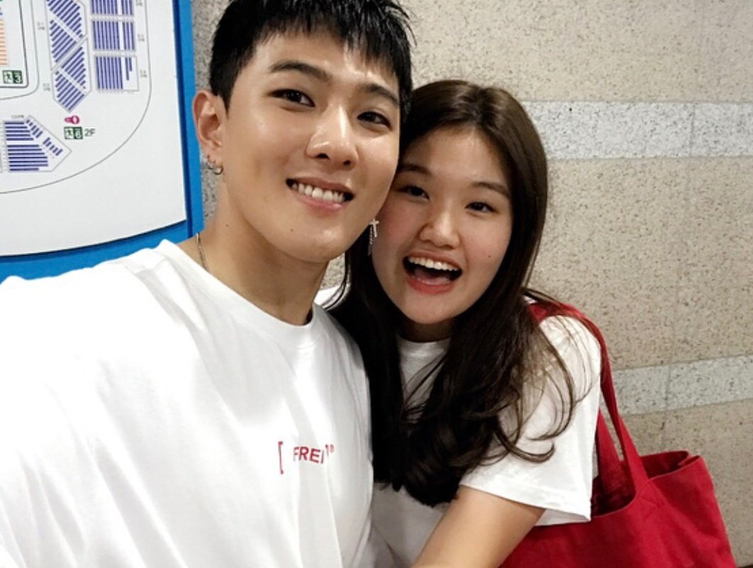 First pic: Dong's Mom - Donghyuk - Dong's sisterDonghyuk have a little sister named Esther. 