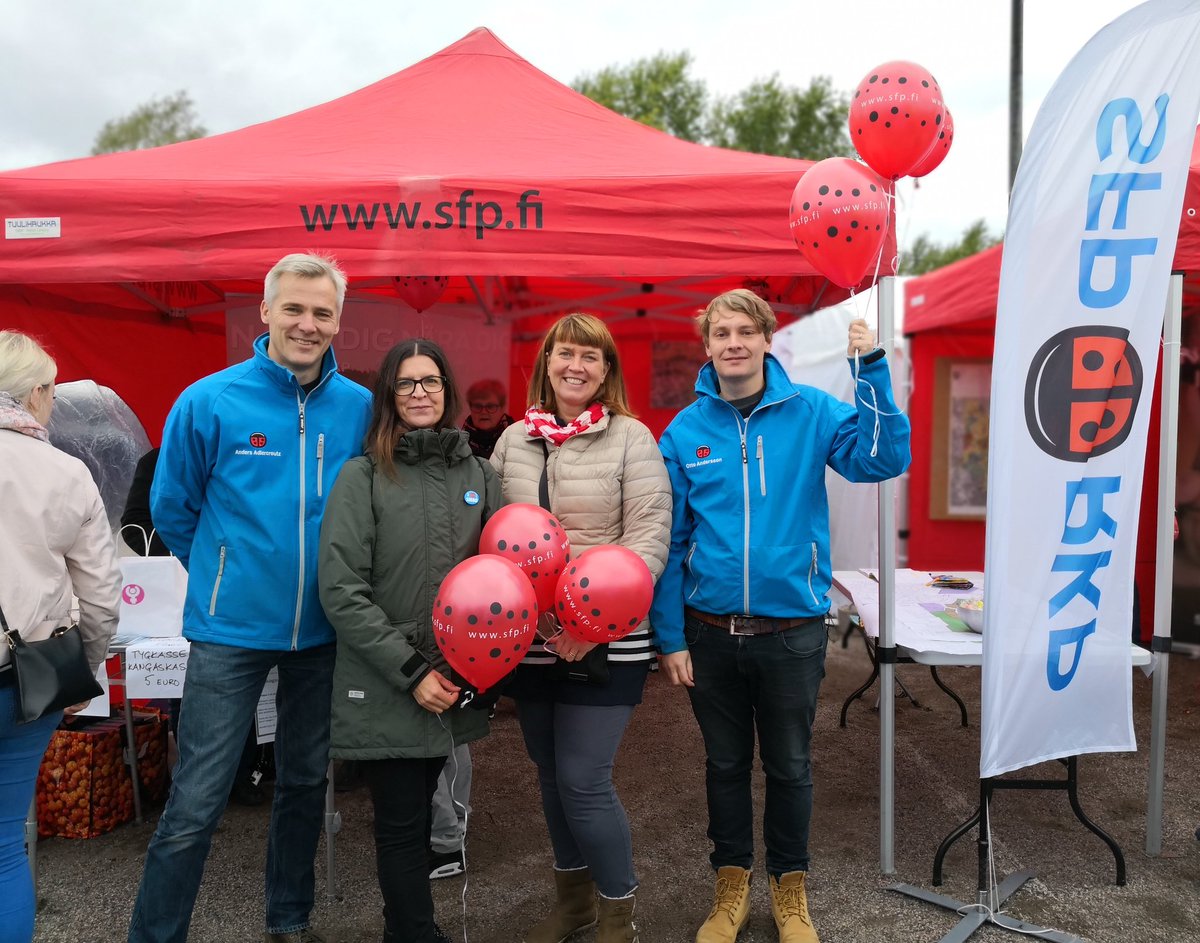 SFPSibbo's tweet photo. Glada kandidater @adleande @NickbyMicaela @mikaelanylander @otanders på #Nickby marknad 🐞 https://t.co/Z9CTkeV46f