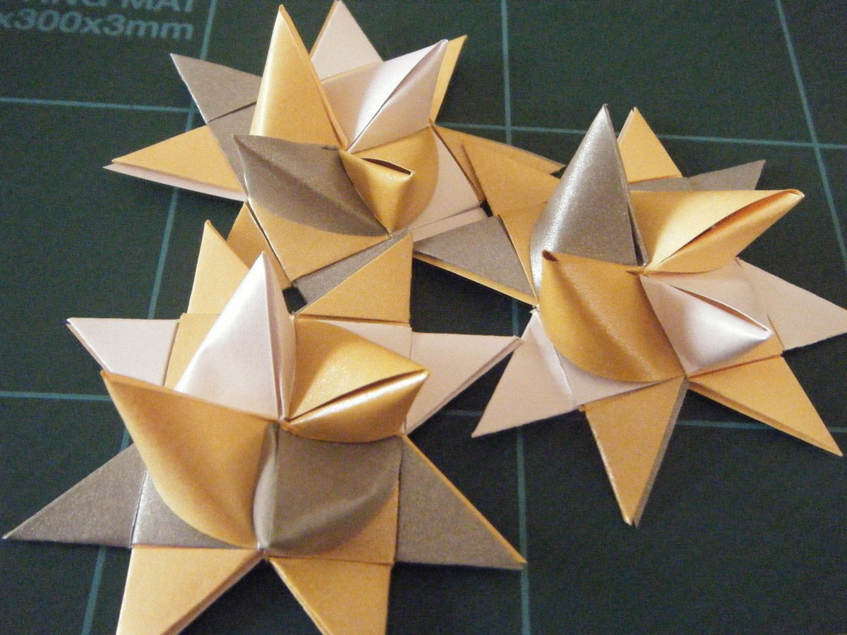michasorigami1's tweet photo. #letsfold #paperstrips #handemade deco #fröbelstern #classic #deco https://t.co/dlQB2EeuqV