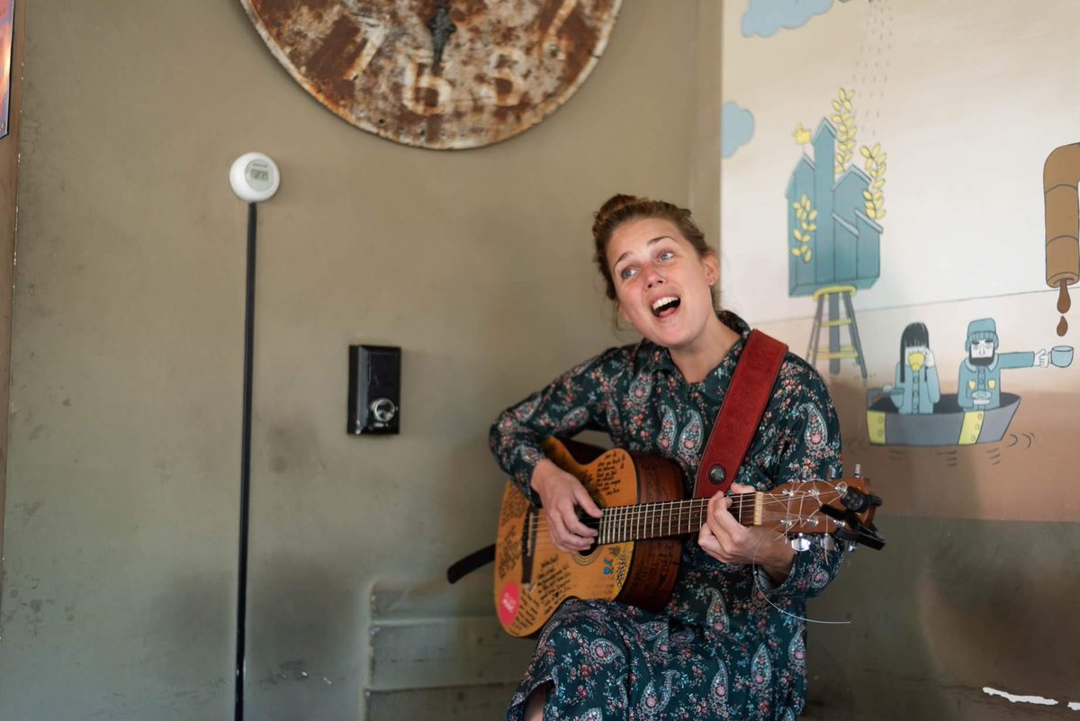 storks070's tweet image. Een heerlijk herfstzonnetje, een kop koffie, een stuk worteltaart en @JelskeMusic die liedjes zingt. Wat wil een mens nog meer? Het was weer genieten gisteren bij Hometown.