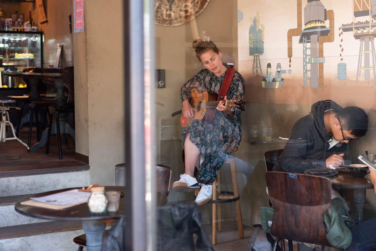 storks070's tweet image. Een heerlijk herfstzonnetje, een kop koffie, een stuk worteltaart en @JelskeMusic die liedjes zingt. Wat wil een mens nog meer? Het was weer genieten gisteren bij Hometown.