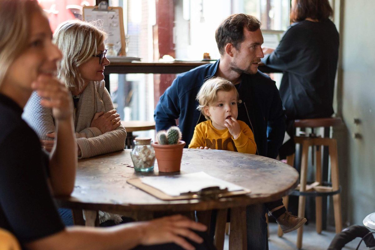 storks070's tweet image. Een heerlijk herfstzonnetje, een kop koffie, een stuk worteltaart en @JelskeMusic die liedjes zingt. Wat wil een mens nog meer? Het was weer genieten gisteren bij Hometown.