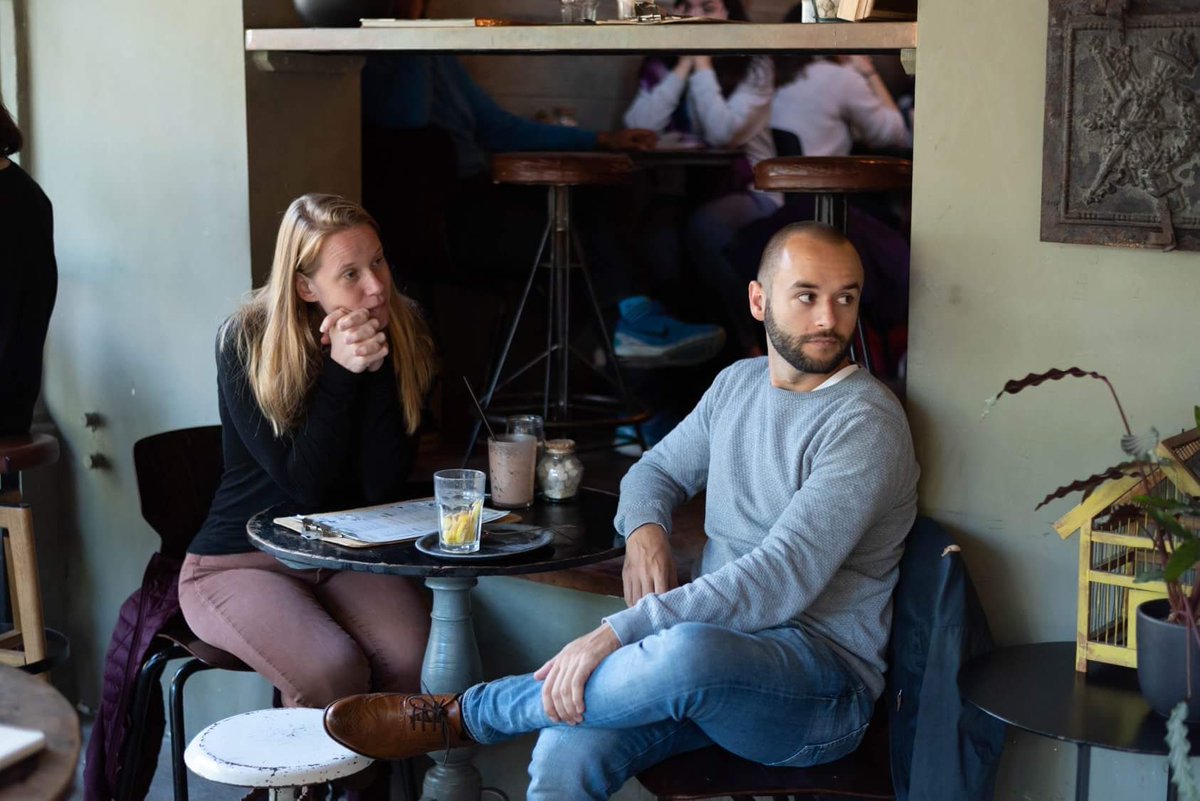 storks070's tweet image. Een heerlijk herfstzonnetje, een kop koffie, een stuk worteltaart en @JelskeMusic die liedjes zingt. Wat wil een mens nog meer? Het was weer genieten gisteren bij Hometown.