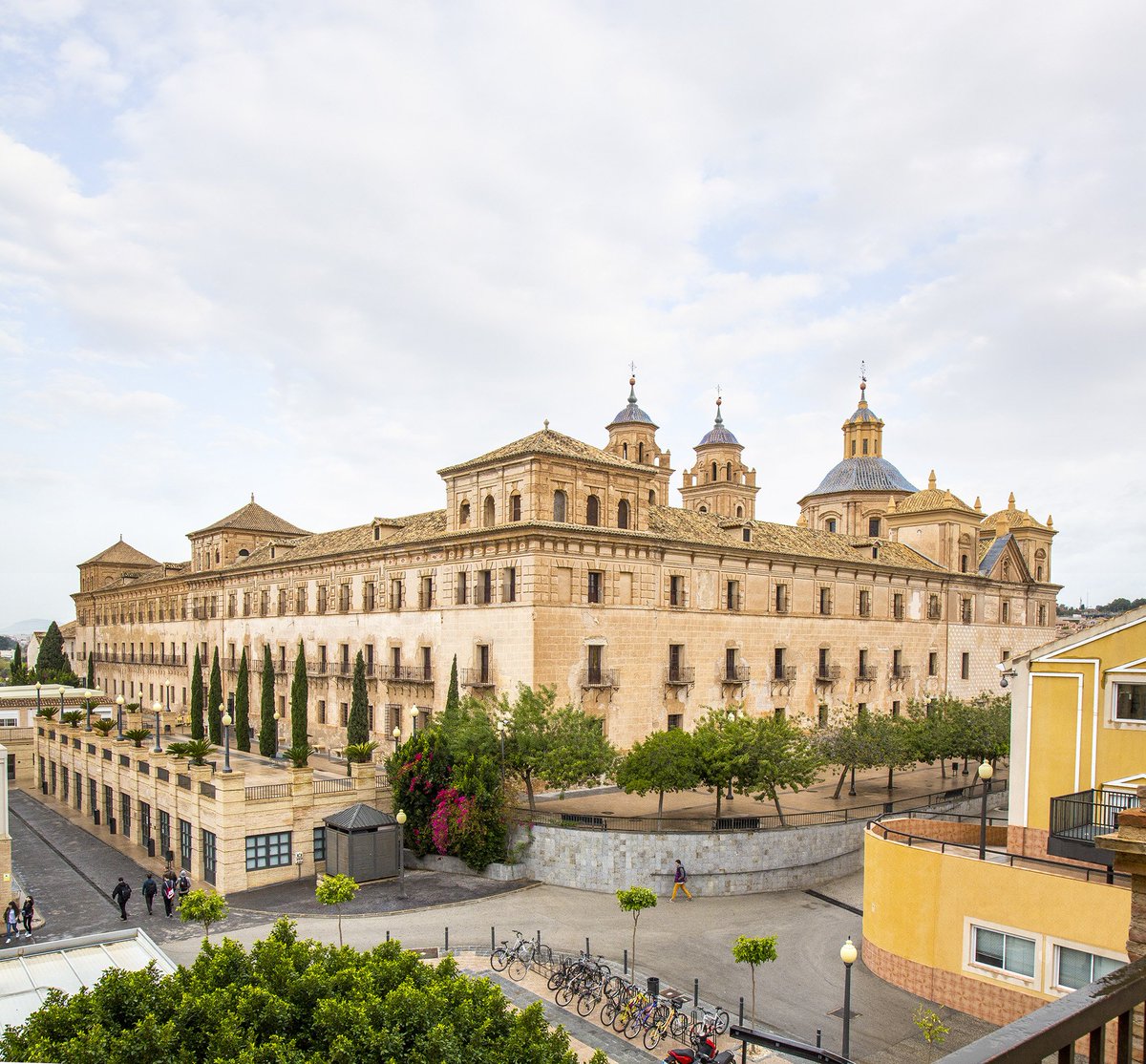 UCAM's tweet photo. Mañana cientos de jóvenes inician sus estudios universitarios con nosotros en el Campus de Los Jerónimos y en @UCAM_Cartagena 

Bienvenidos a vuestra Universidad y a una de las mejores etapas de vuestras vidas. https://t.co/U9lAanhcAR
