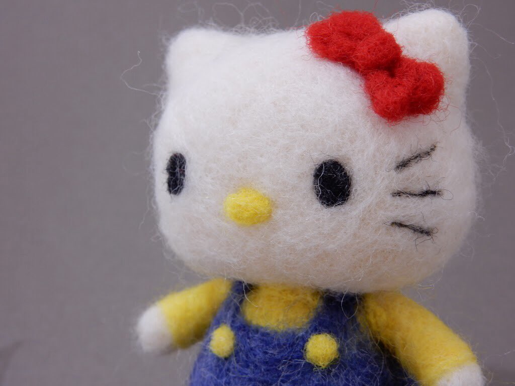 羊毛さん Twitterren 羊毛フェルトでサンリオのハローキティ サンリオのキャラはいくつか作ってきたけど 何気に初ハローキティな気がする 笑 手芸 羊毛フェルト Handmaid Sanrio ハローキティ Hellokitty