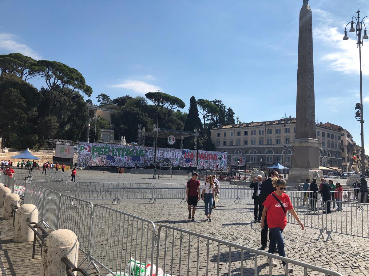 antodelprino's tweet photo. #piazzadelpopolo ora.
I 6 treni e i 200 pullman devono essere in ritardo.... https://t.co/96AmQ1SEdy