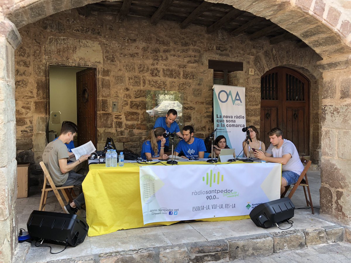ajsantpedor's tweet photo. A punt @rsantpedor per començar la programació especial de la Fira #FSM2018 al 90.0 https://t.co/pS1YUk5LBr