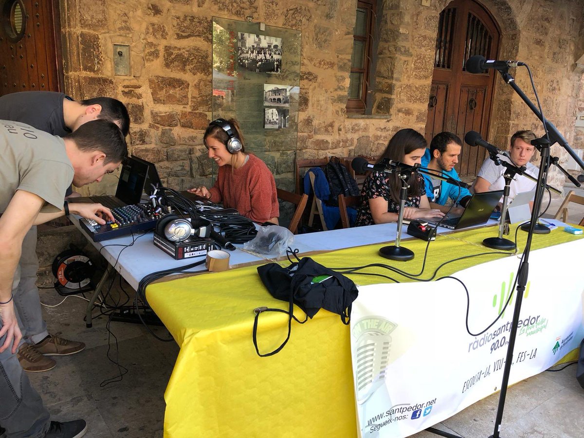 ajsantpedor's tweet photo. A punt @rsantpedor per començar la programació especial de la Fira #FSM2018 al 90.0 https://t.co/pS1YUk5LBr