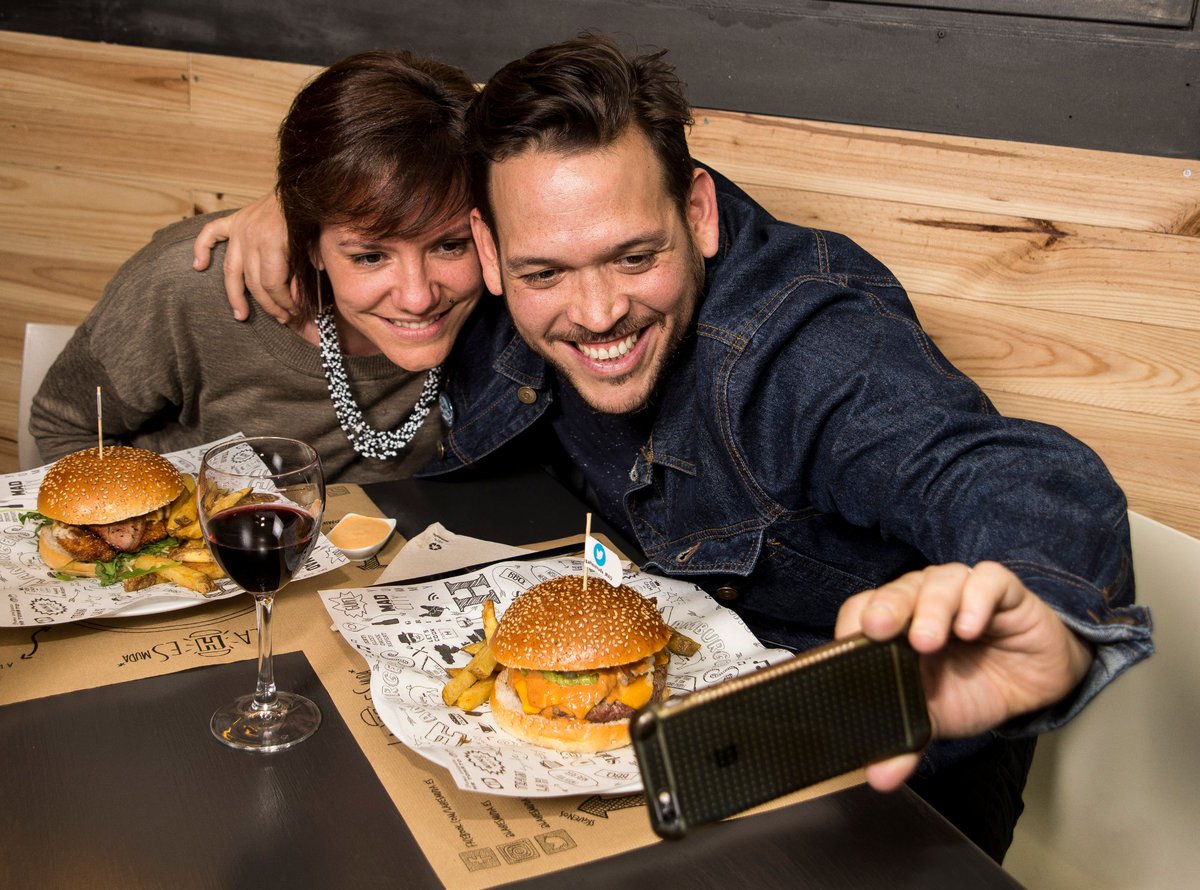 lahesmuda_es's tweet photo. Quien te quiere: te llama, te busca y te invita a comer a la H.
¿Quién invita hoy? 😛
#TeamlaH #LaHesmuda https://t.co/LEsBWza07B