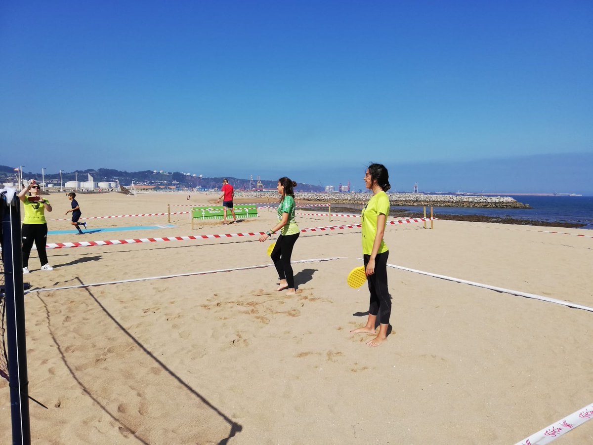 BadmintonESP's tweet photo. El ESPACIO BÁDMINTON en el Tour Mujer, Salud y Deporte en Gijón siempre con gran actividad 👌 #TourMSD #GijónEnForma https://t.co/yLo55HU9E3
