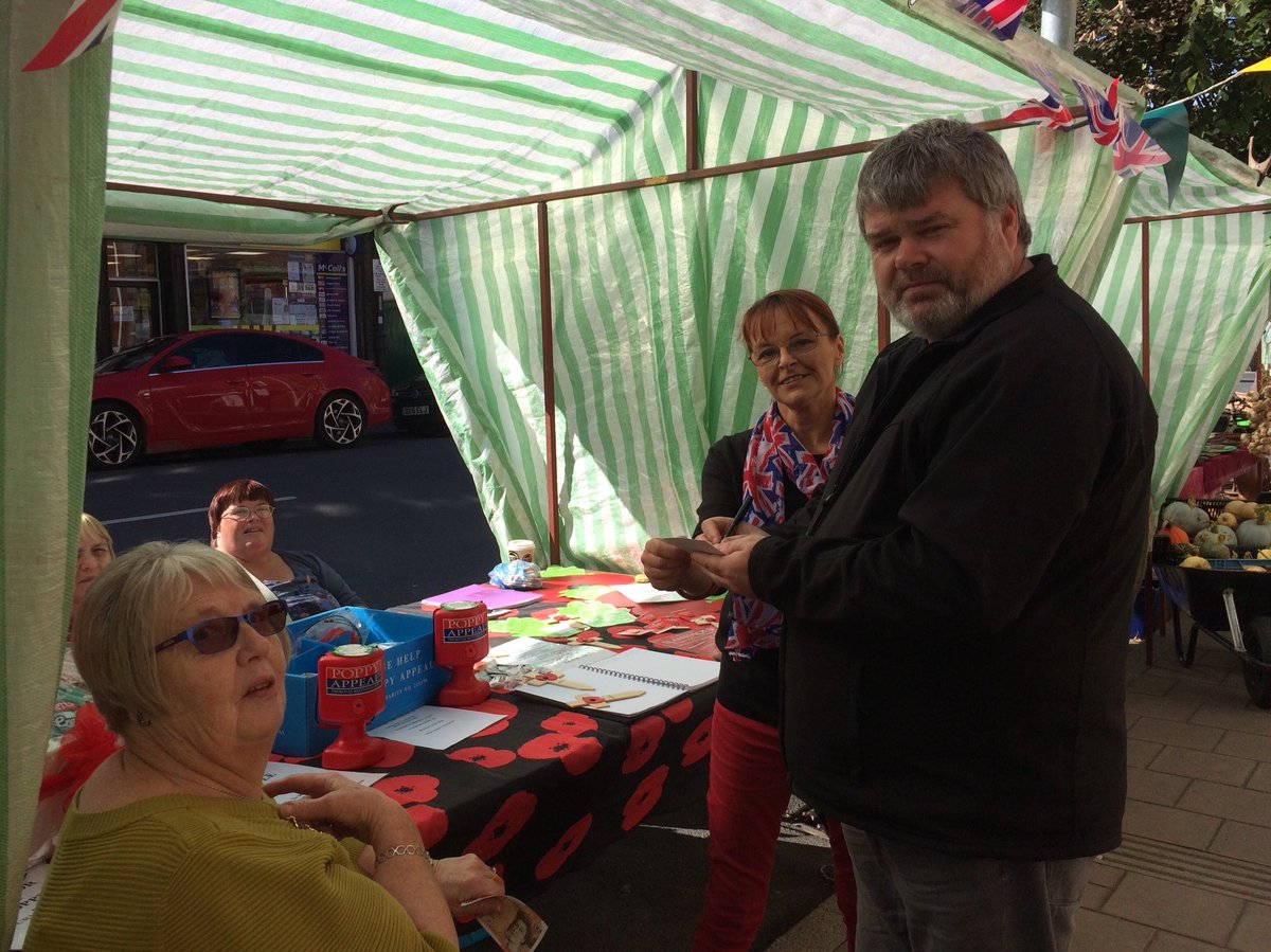 trudydavies1964's tweet image. Sun shone for us. Thanks all who came &amp;amp; showed your support &amp;amp; to see whats planned for #Llanidloes #TurnTheTownRed for remembrance 
#CountdownToPeace 
#PoppyAppeal #LestWeForget #BritishLegion #charitygiver #IAA18 @betterRetailing #NFRN @NFRN_Online @IAAcademy @retailexpress