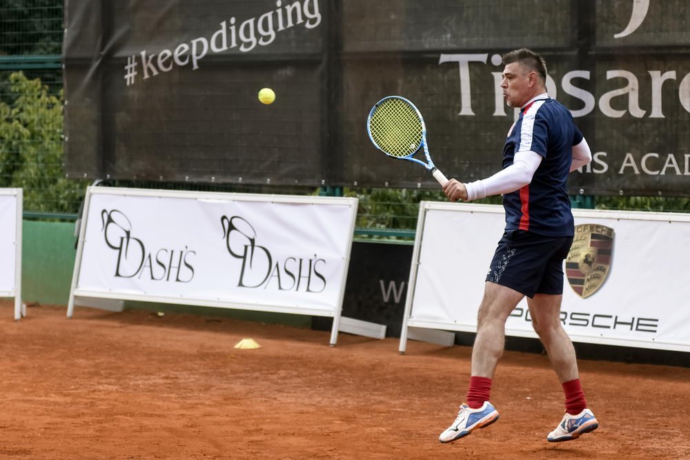 providencebgd's tweet photo. Košarkaško-fudbalski okršaj u finalu!

Dobili smo finaliste u muškom singlu – to su naš proslavljeni fudbaler Savo Milošević i košarkaški sudija Ilija Belošević.

Savo je eliminisao Milana Boškovića sa 6:4, dok je istim rezultatom Belošević pobedio Aleksandra Gajšeka. https://t.co/D6LQgQ5D2D
