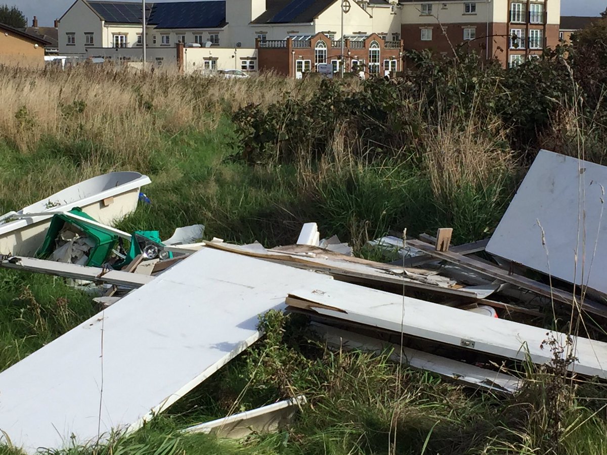 Susan08216241's tweet photo. @BpoolCouncil Fly tipping on the field opposite Warren Manor https://t.co/1mPX4OhFs0