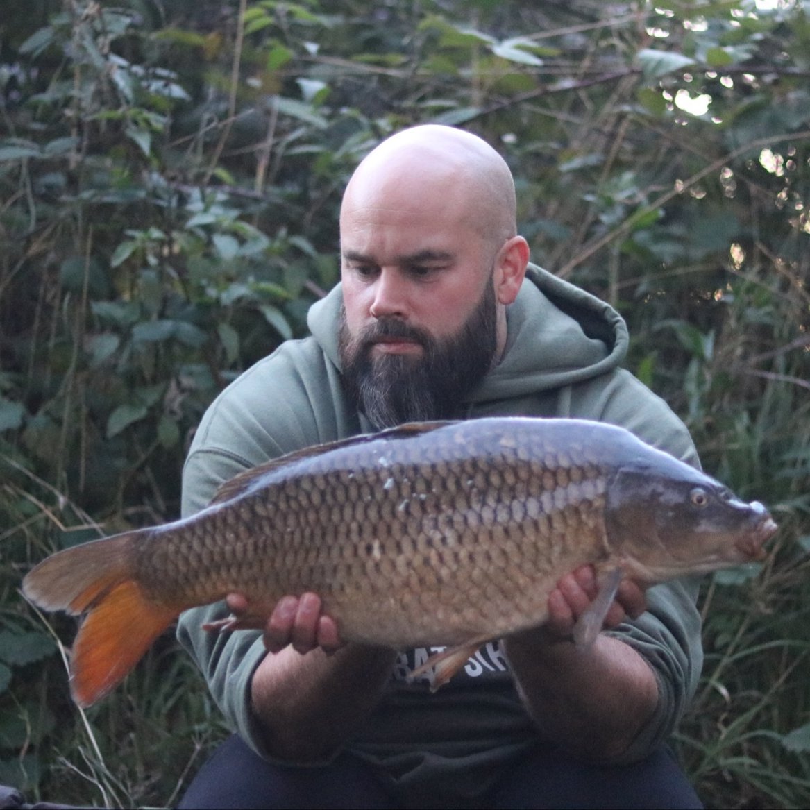 TheCarperKPG's tweet photo. A short rest for the swim while attending the @CombatStress BBQ &amp; raffle, then back to the match, taking place at @OAKLAKES
Lost 1 🤨, caught 1, in the first 30 mins back.

#CastawayPVA #UKBaitCompany #EvolutionCarpTackle #BigCarpMagazine #FreeLineMagazine #Powapacs #CombatStress https://t.co/p4SJ69bAyH