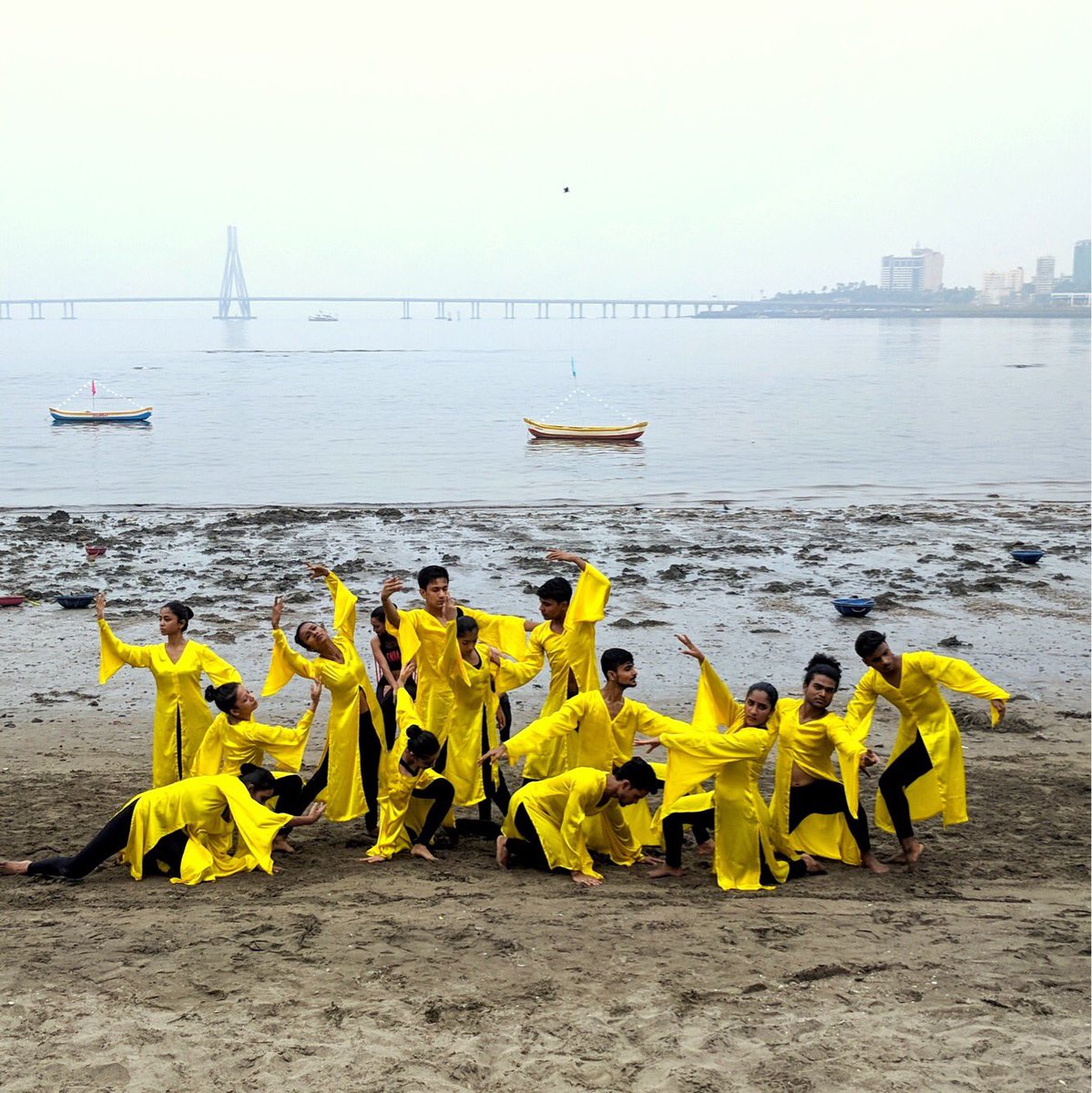 sndaindia's tweet photo. Sometimes you just have to go with the waves.
Students from our academy division at the #mahimbeach #cleanup #opendoorfest #mahimbeachcleanup #givetolive #snda #sumeetnagdevdancearts #beach #beachdance #beachperformance #nature #moderncontemporarydance #contemporary #dancers https://t.co/udJsaOShZA