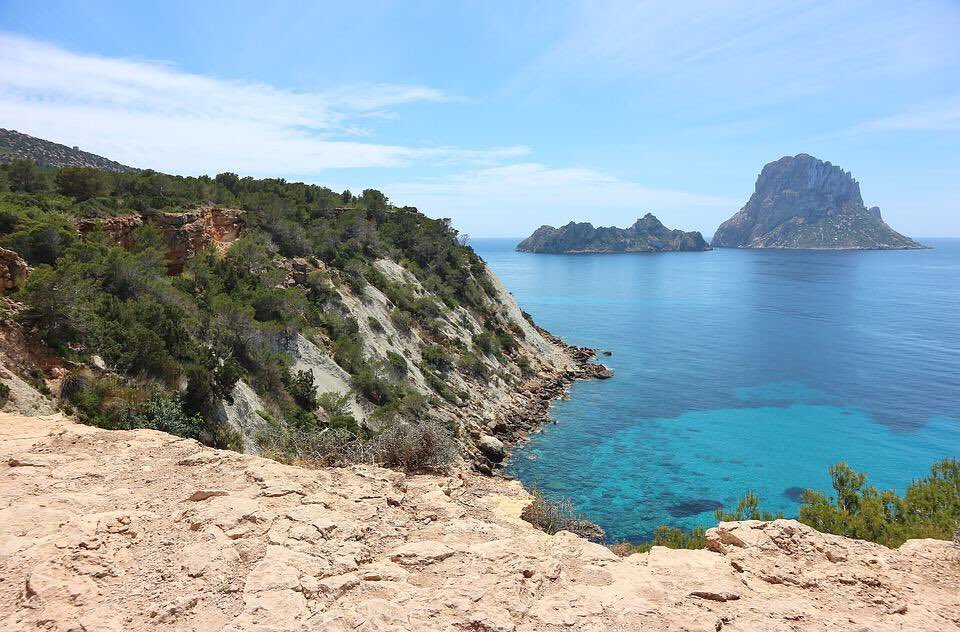 km5lounge's tweet photo. Which is your favorite #Ibiza landscape? #WeLoveTheIsland #BalearicIsland #Paradise https://t.co/OsbpG5Zjuo