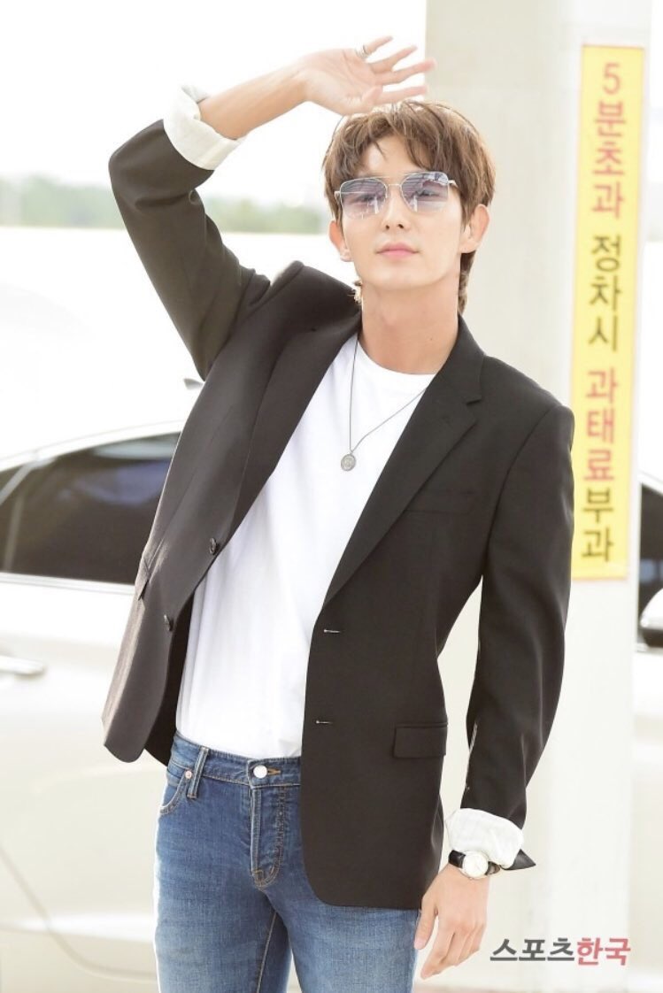JoonGiTurkey's tweet photo. [28.09.18] Lee Joon Gi,Tayland Havalimanında görüntülendi. https://t.co/f5eYU2Fawt