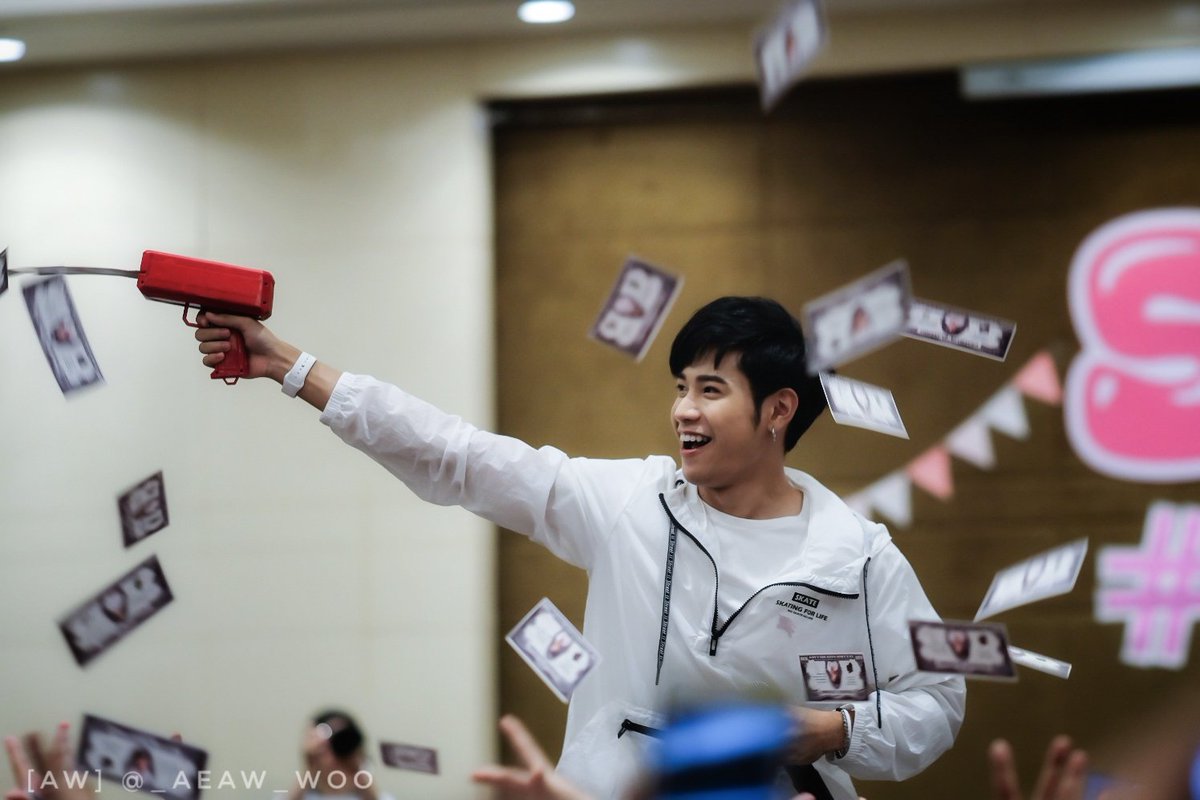 _AeaW_Woo's tweet photo. 180930 #SingtoBD2018 

// ป๋าสายเปย์ แจกเงินรัวๆเลยจร้าาาาา
เกาะขาป๋า 😚😚

#SingtoPrachaya 
#สมุนจ้าวป่า https://t.co/MlYEsuWCjG