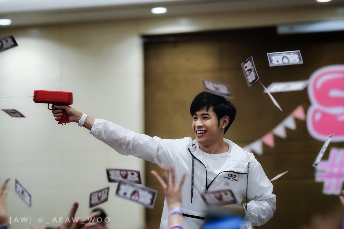 _AeaW_Woo's tweet photo. 180930 #SingtoBD2018 

// ป๋าสายเปย์ แจกเงินรัวๆเลยจร้าาาาา
เกาะขาป๋า 😚😚

#SingtoPrachaya 
#สมุนจ้าวป่า https://t.co/MlYEsuWCjG