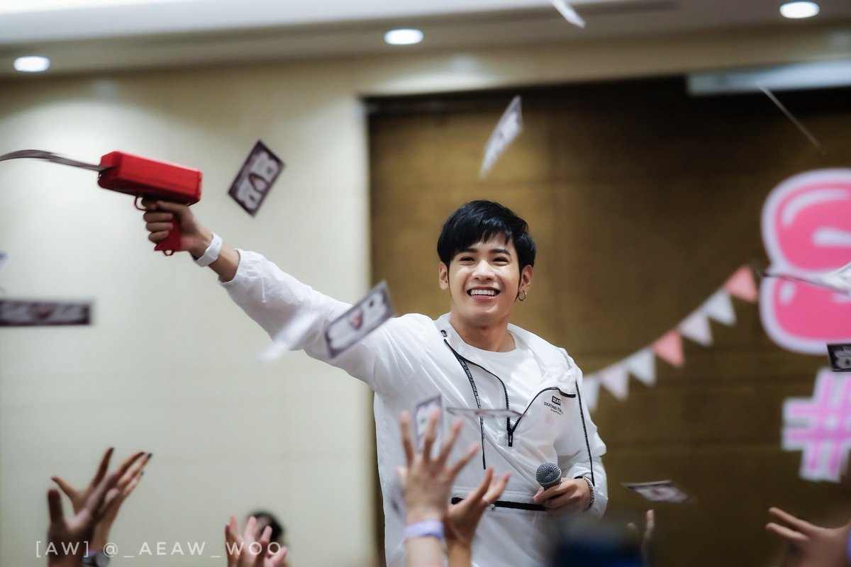 _AeaW_Woo's tweet photo. 180930 #SingtoBD2018 

// ป๋าสายเปย์ แจกเงินรัวๆเลยจร้าาาาา
เกาะขาป๋า 😚😚

#SingtoPrachaya 
#สมุนจ้าวป่า https://t.co/MlYEsuWCjG