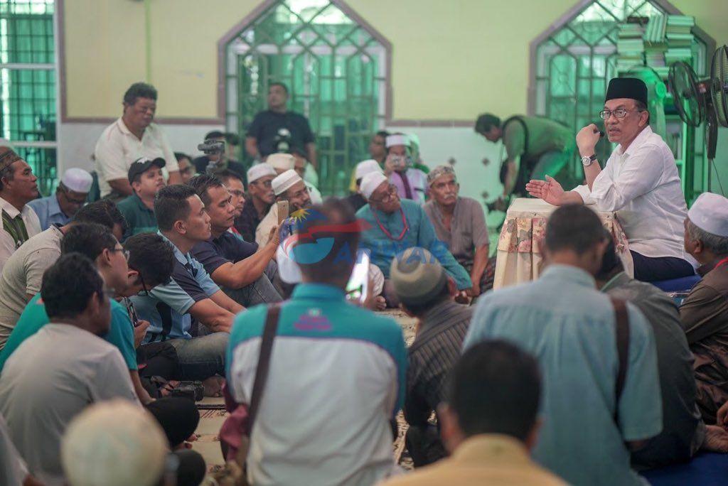 zurairi's tweet photo. Campaigning in mosque, @anwaribrahim again says he opposes same-sex marriage https://t.co/FLs4nnFCxr

He has said this for at least the 3rd time in 2 weeks. https://t.co/DgutT1SYuP