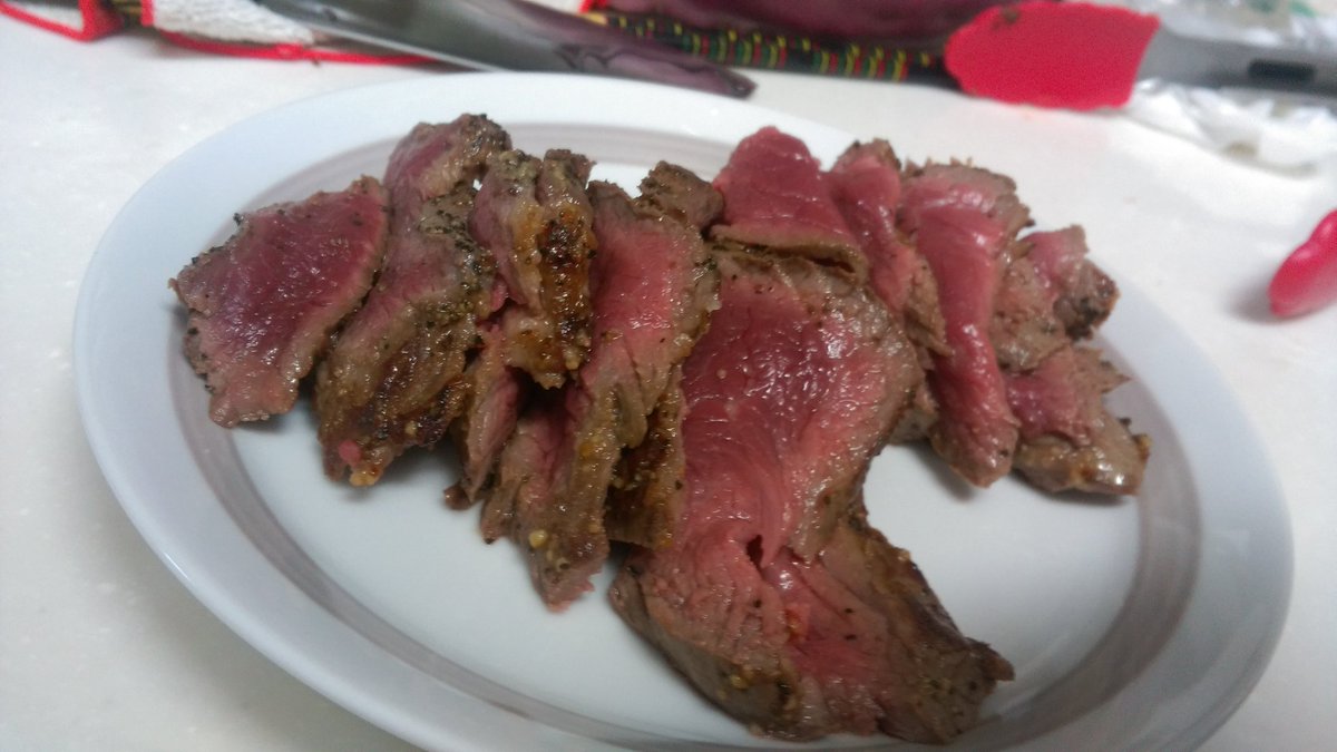 あまねーりか 天音えりか コレを こうして こうじゃ ﾟ ﾟ ﾉ お肉切るのヘタクソ侍あらわるw qが訪れなかった時間軸なので 晩ごはんにローストビーフしたった 飯テロ 生肉部 生焼け肉