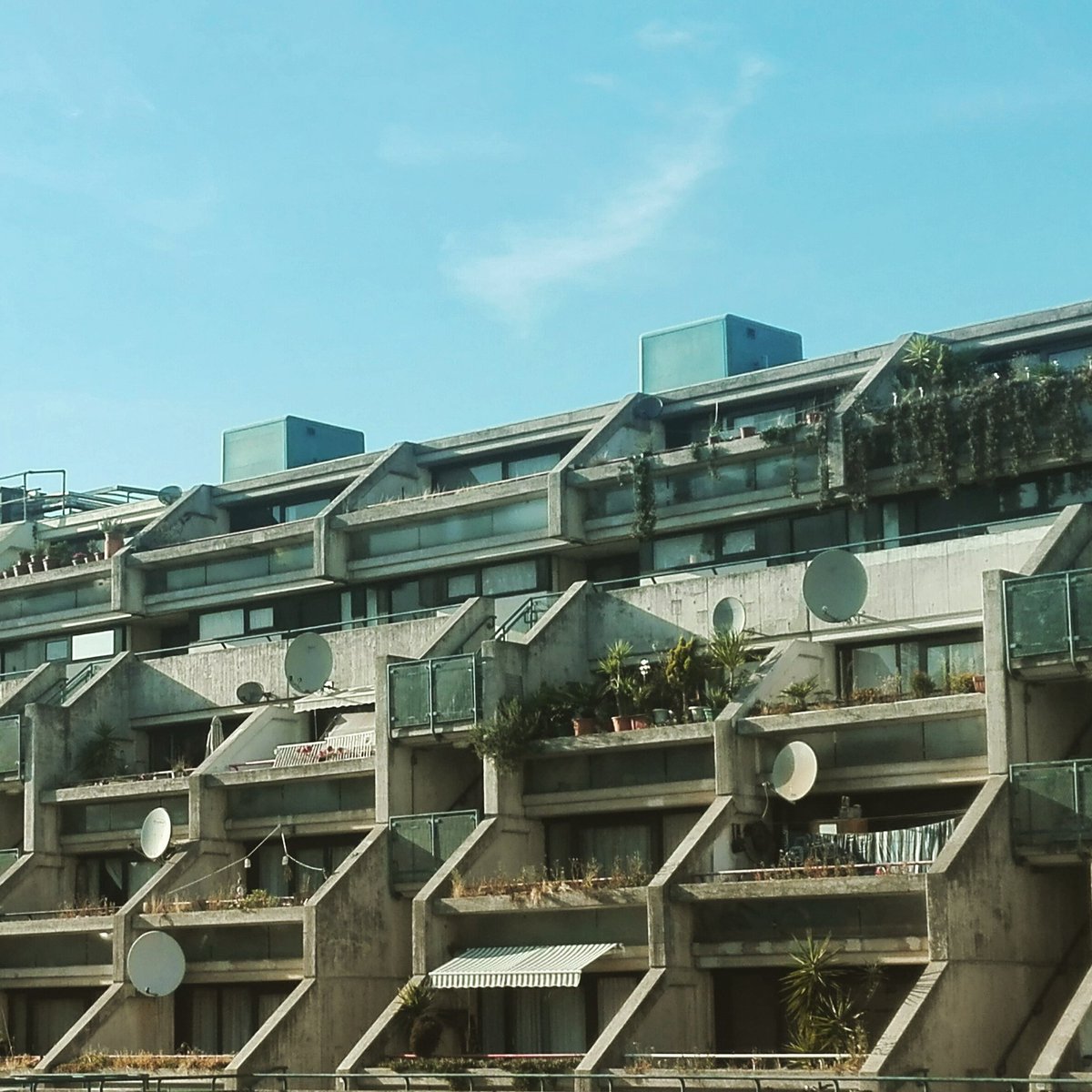 OfficeSianArch's tweet photo. Was at the amazing Alexandra Estate yesterday and met with @SPIDTheatre . Looking forward to my workshop with you guys in a couple of weeks!! #neave #architecture #learning #BeTheArchitect #homes #housing #concrete https://t.co/n8ICTkx0CH