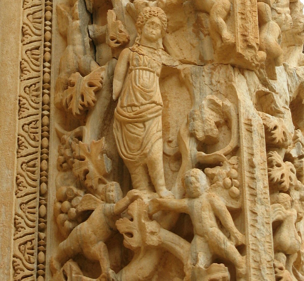 romanarchaeouk's tweet photo. Vines and characters associated with Dionysus, column in the apse of the Severan Basilica, Leptis Magna. The Phoenician god Shadrap, one of two patron gods of Leptis Magna and the Severan family, was identified with Dionysus/Liber Pater by the Romans #RomanLibya #RomanArchaeology https://t.co/mpSS3bp0WP