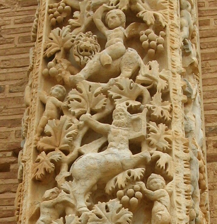romanarchaeouk's tweet photo. Vines and characters associated with Dionysus, column in the apse of the Severan Basilica, Leptis Magna. The Phoenician god Shadrap, one of two patron gods of Leptis Magna and the Severan family, was identified with Dionysus/Liber Pater by the Romans #RomanLibya #RomanArchaeology https://t.co/mpSS3bp0WP