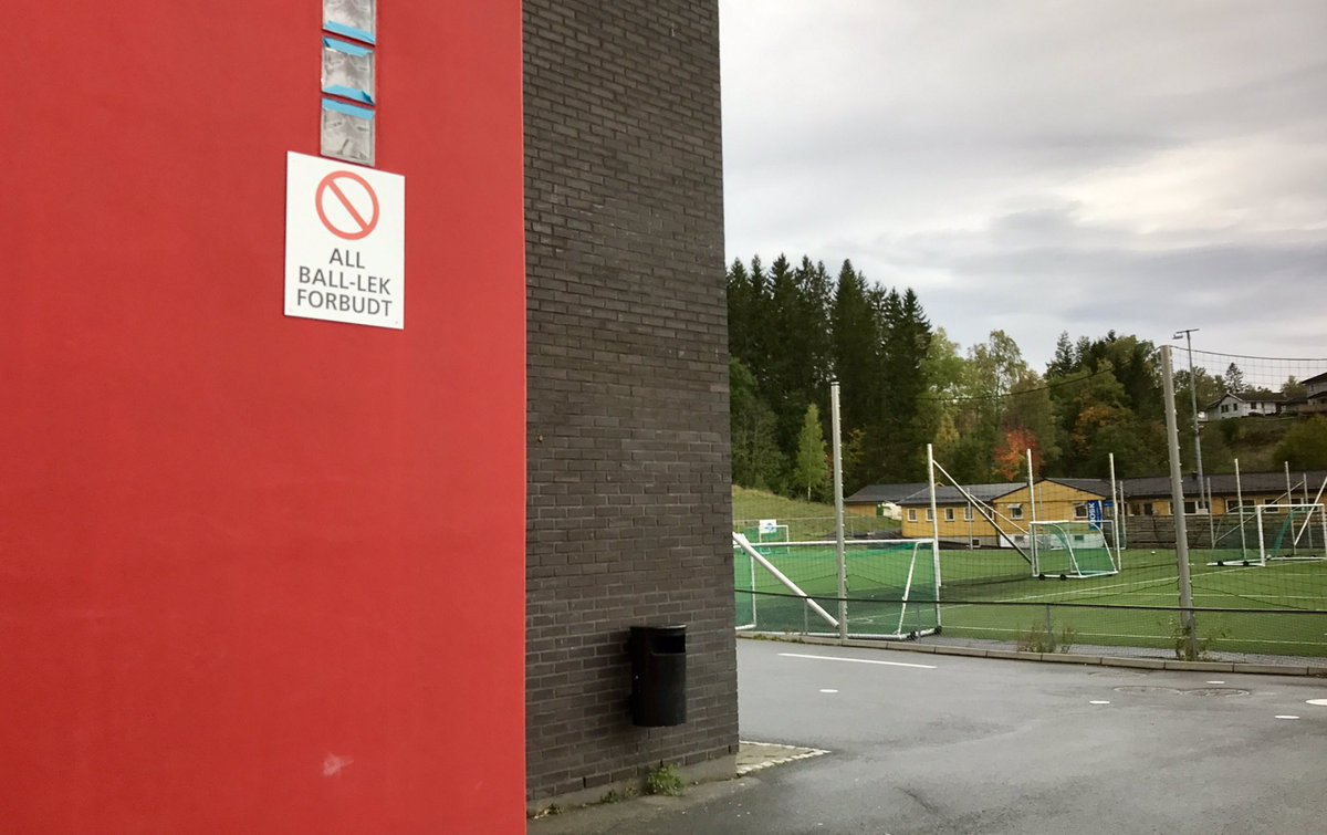 Man veit at skolene ikke akkurat legger til rette for fysisk fostring og ball med slike skilt. Flaut!