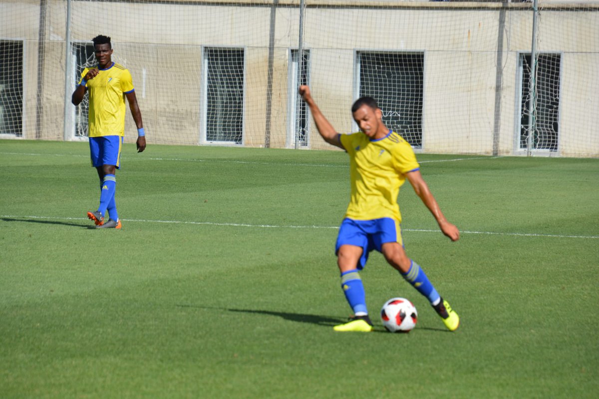 Saturday, al fondo de la imagen, durante el Cádiz B-Atlético Espeleño (Foto: CCF).