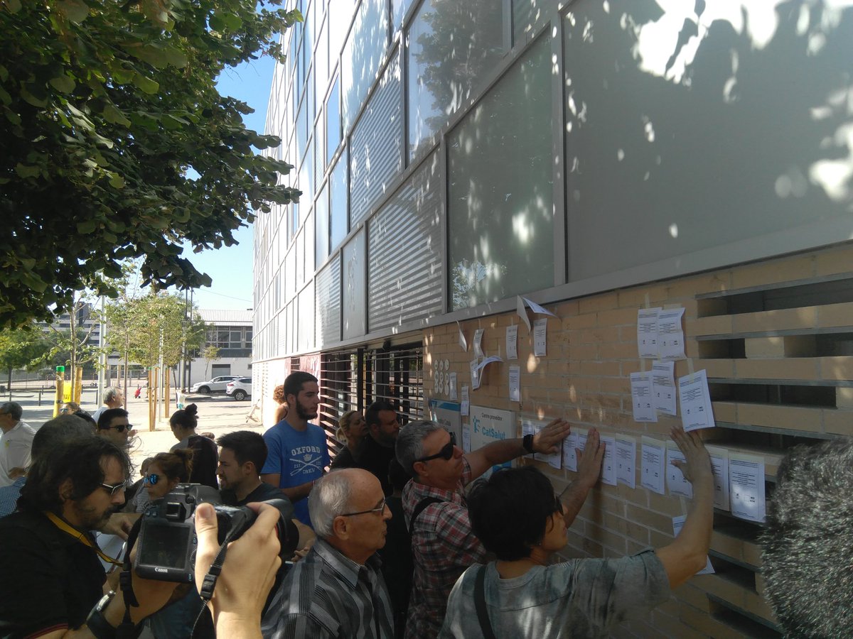 CDRsLleida's tweet photo. [CDR CAPPONT]
Reivindiquem el resultat i l'autoorganització amb la qual el vam defensar, omplint el que va ser el col•legi del barri!

#1OctAlCarrer 
#VamVotarVamGuanyar https://t.co/ovvvwsTY61
