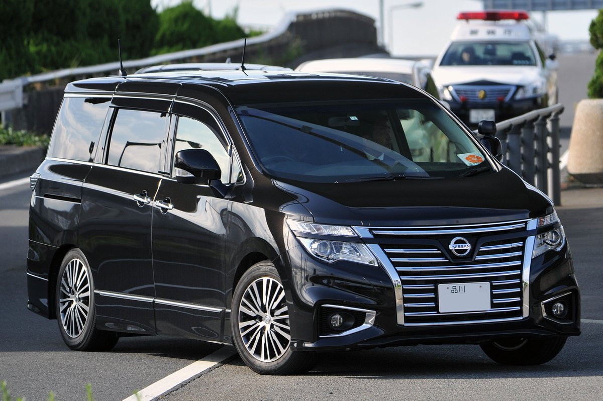 ｔｚ X はい このエルグランド の個体に関してはナビミラーの他 しっかり反転灯を装備しています アルファードの警護車は存在が確認されていませんが マル走対策車や捜査車両で存在しているものを警備課や交通課などが借用して要人警護に投入